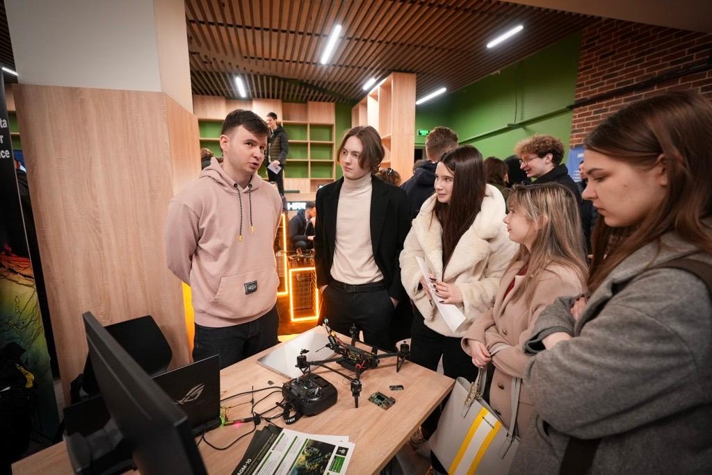 Defense Expo Day - Студенти вивчають електронне обладнання та технології